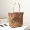 Handgefertigte Basttasche mit Pompon Details Brehn