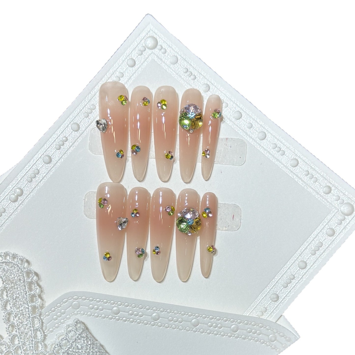 Glamouröse Stiletto Press-On Nagelset mit bunten Schmuckakzenten Brehn
