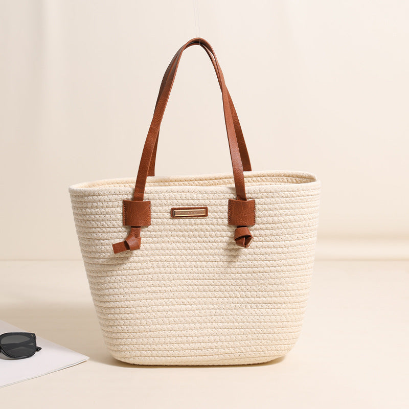 Damen Handtasche aus strukturiertem Naturmaterial mit braunen Lederriemen Brehn