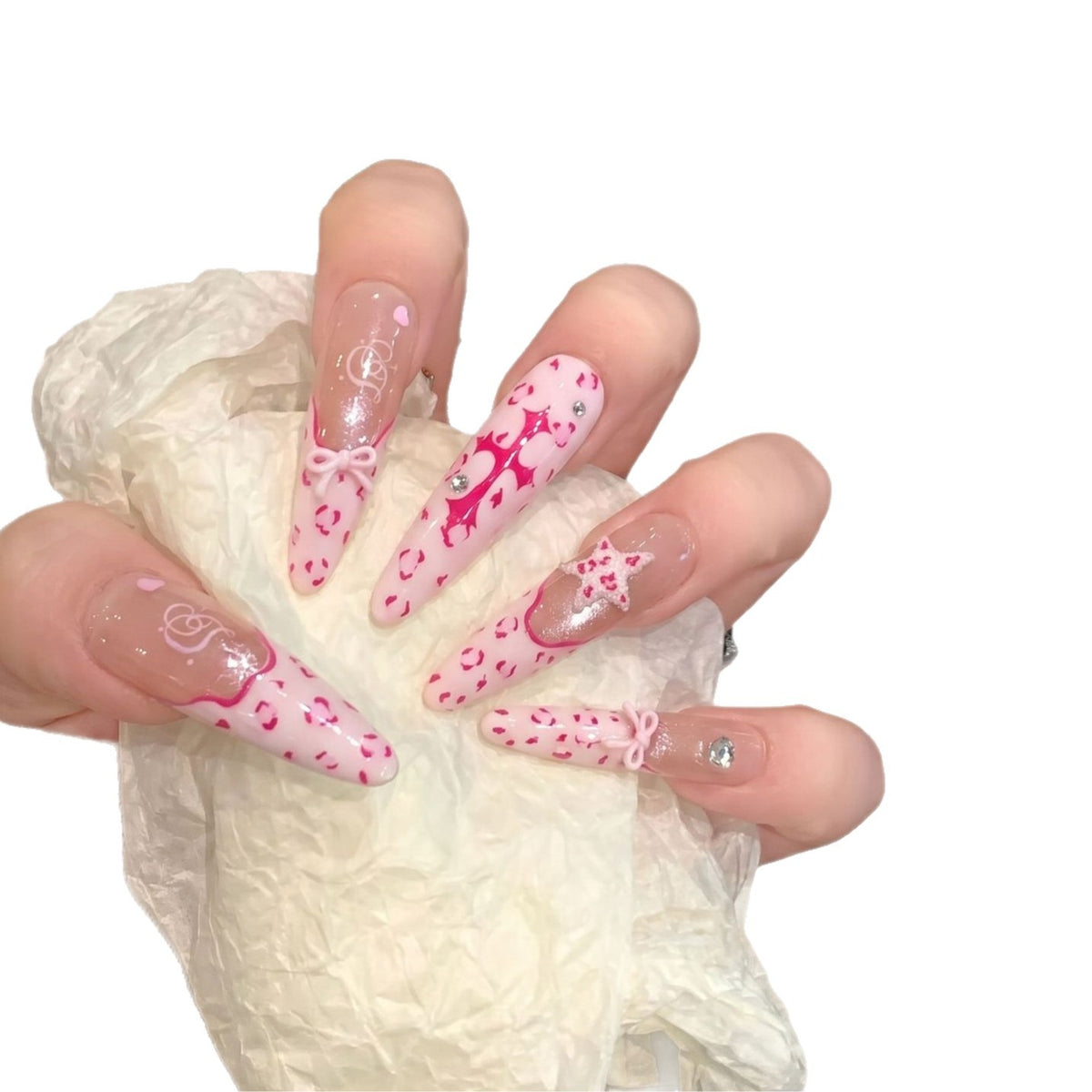 Künstlerisches Stiletto Press-On Nail Set mit Herz- und Schleifen-Design Brehn