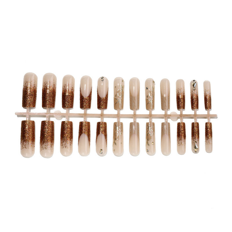 Glamouröses Kunstnagelset mit Glitzer und edlen Verzierungen Brehn