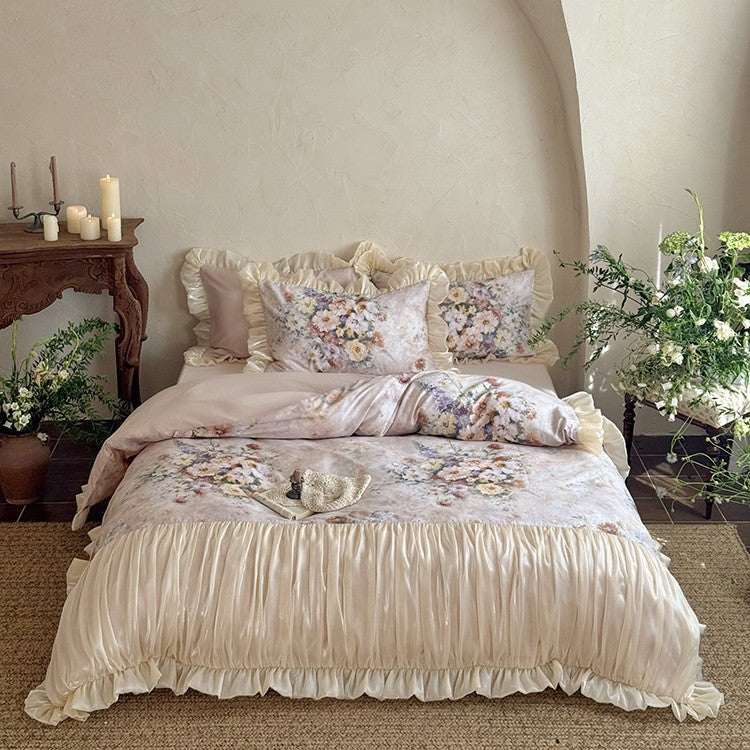 Luxuriöse Bettwäschegarnitur aus Baumwollsatin mit floralem Aquarellprint, geraffter Satinbordüre und Volantkissen