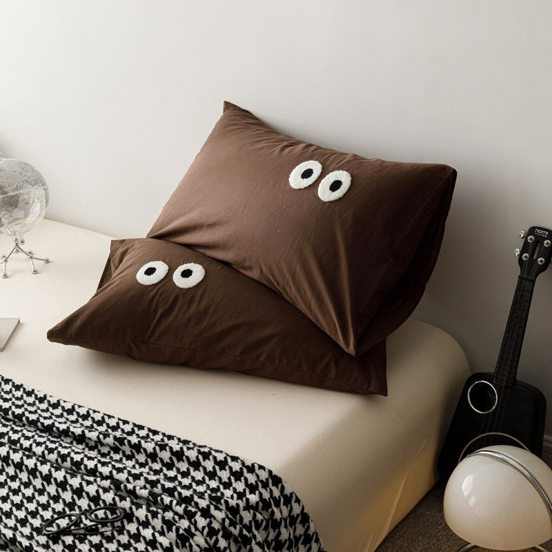 Verspieltes Kissenbezug-Set mit bestickten Augen-Applikationen aus weichem Baumwollstoff
