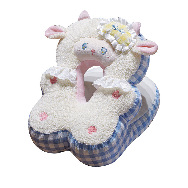 Schafförmiges Nackenkissen mit kompakter Kuscheldecke