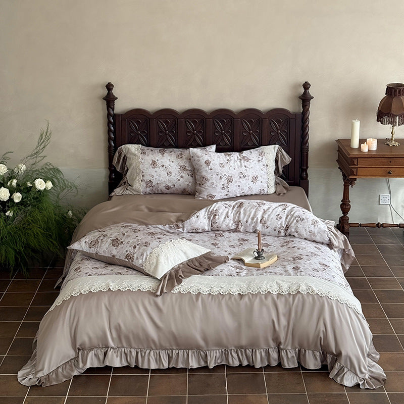 Elegante Bettgarnitur im Vintage‑Romantikstil mit Spitzenapplikation, Volant und Satinbesatz