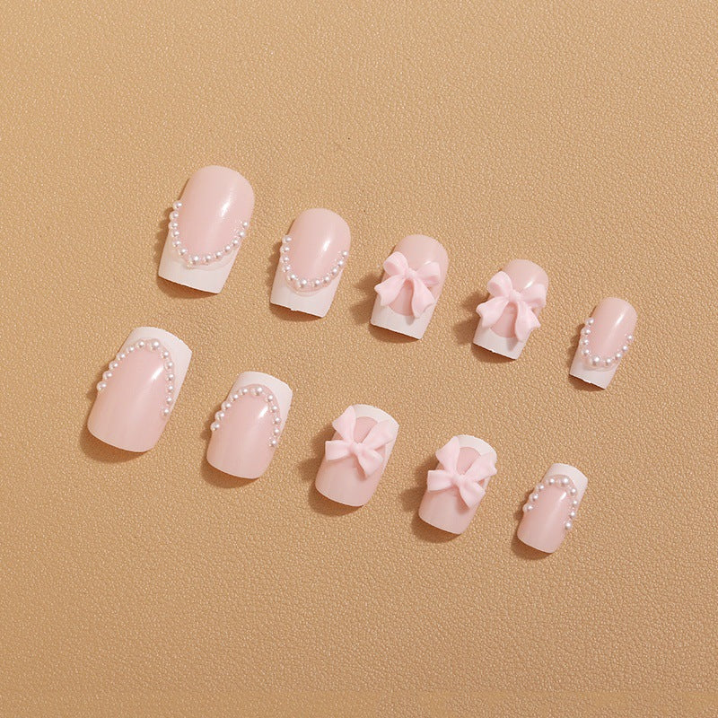Künstliche Nagelspitzen mit eleganten Schleifen und Perlenverzierungen Brehn