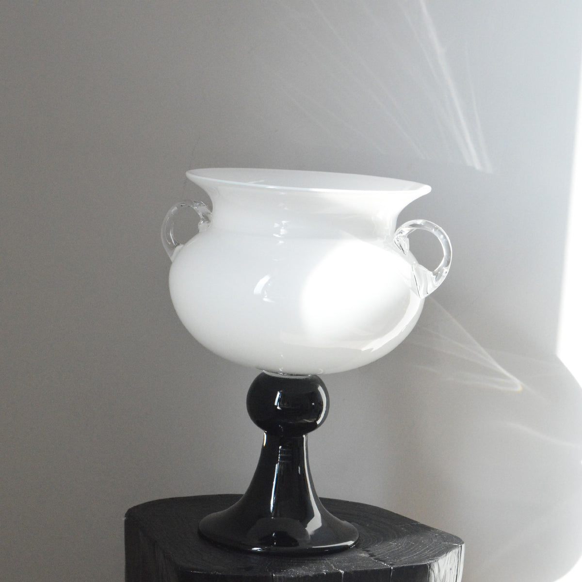 Mouth-blown Fußpedestal Glas Urne Vase mit aufgebrachten Schlaufengriffen Brehn