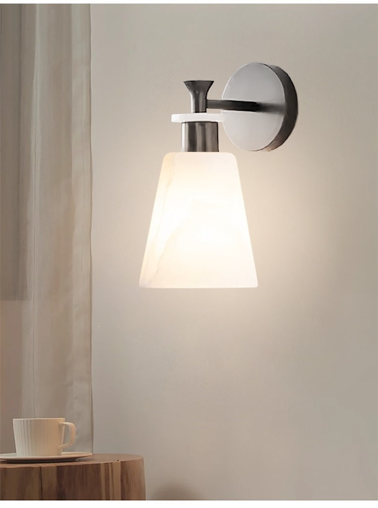 Elegante Wandleuchte mit gefrostetem Alabaster-Schirm