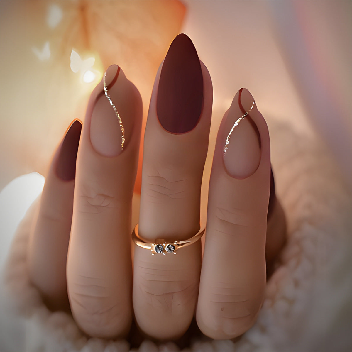 Elegantes Kunstnagelset mit mattem Finish und glamourösen Akzenten Brehn