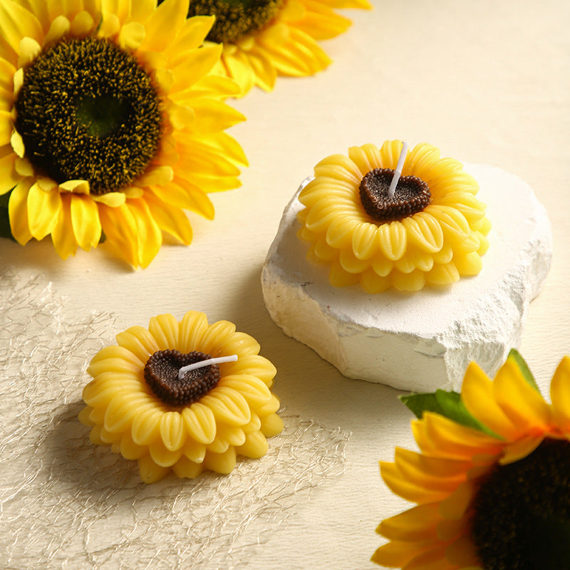 Dekorative, sonnenblumenförmige, duftende Sojawachskerze mit Herzmitte und Baumwolldocht