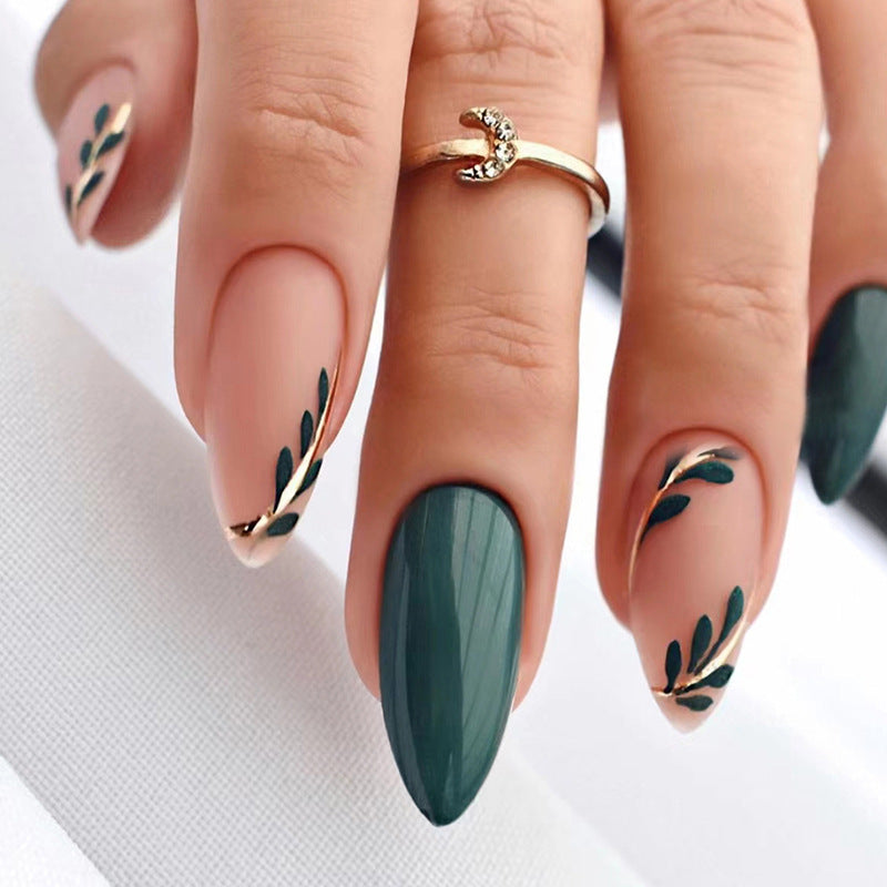 Künstlerische Press-On Nagelset mit Blätterdesigns Brehn