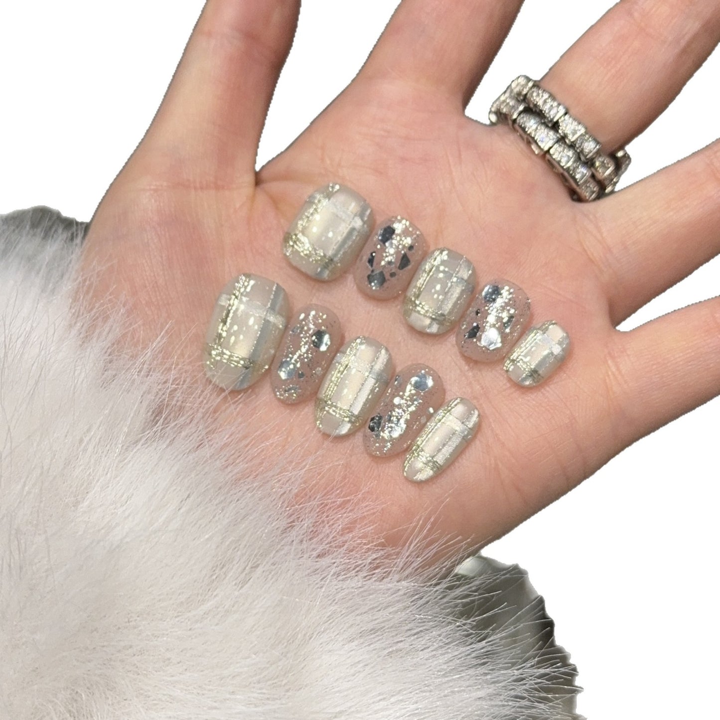 Glamouröse Kunstnagelspitzen mit Metallic-Detail Brehn