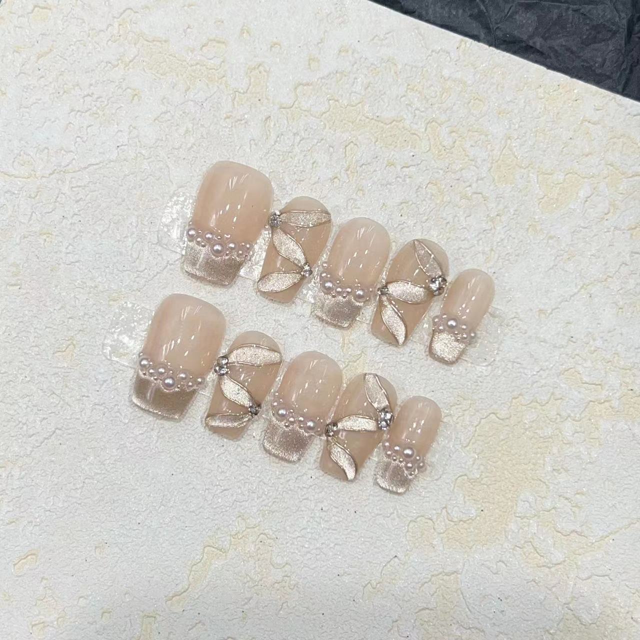 Luxuriöses dekoratives Press-On-Nagelset mit Perlen- und Edelsteinakzenten Brehn