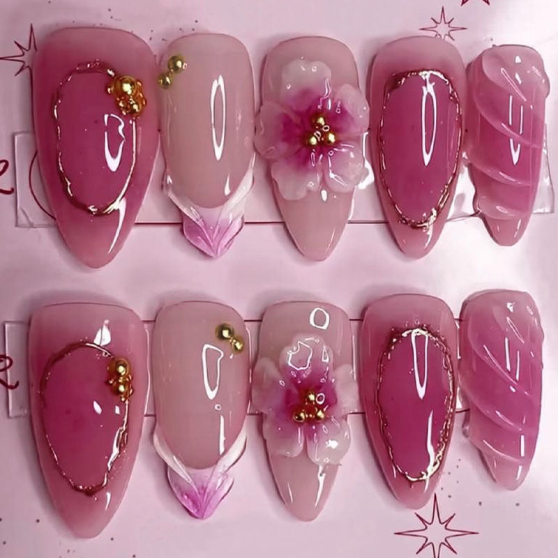 Kunstnagelset mit floralen Akzenten und luxuriösen Details Brehn