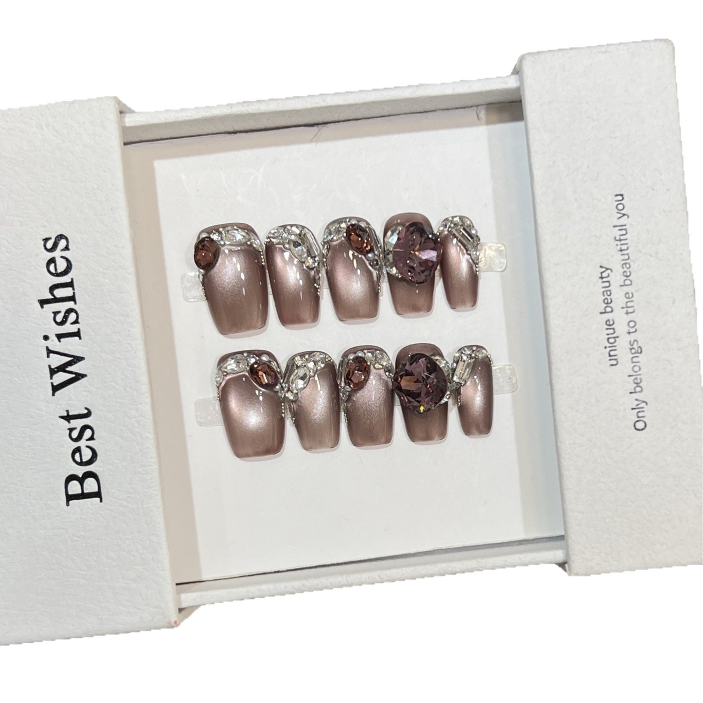 Dekoratives Press-On-Nageldesign mit Edelsteinakzenten Brehn