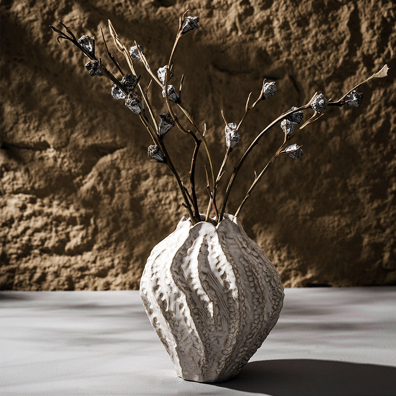 Dekorative keramische skulpturale Vase mit strukturiertem Rand und gewelltemRand
