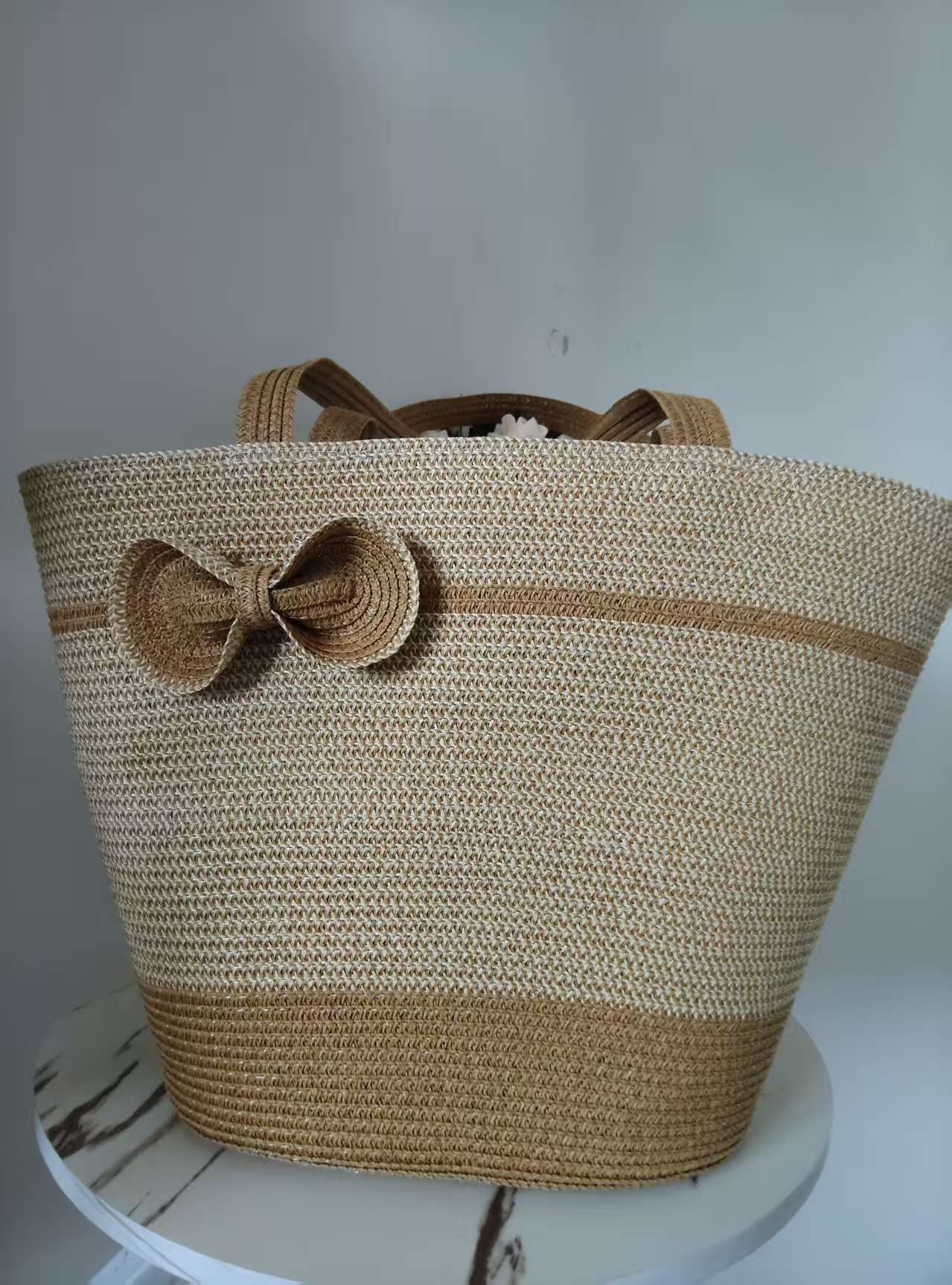 Elegante Strohtasche mit Dekorativem Schleifenverschluss Brehn
