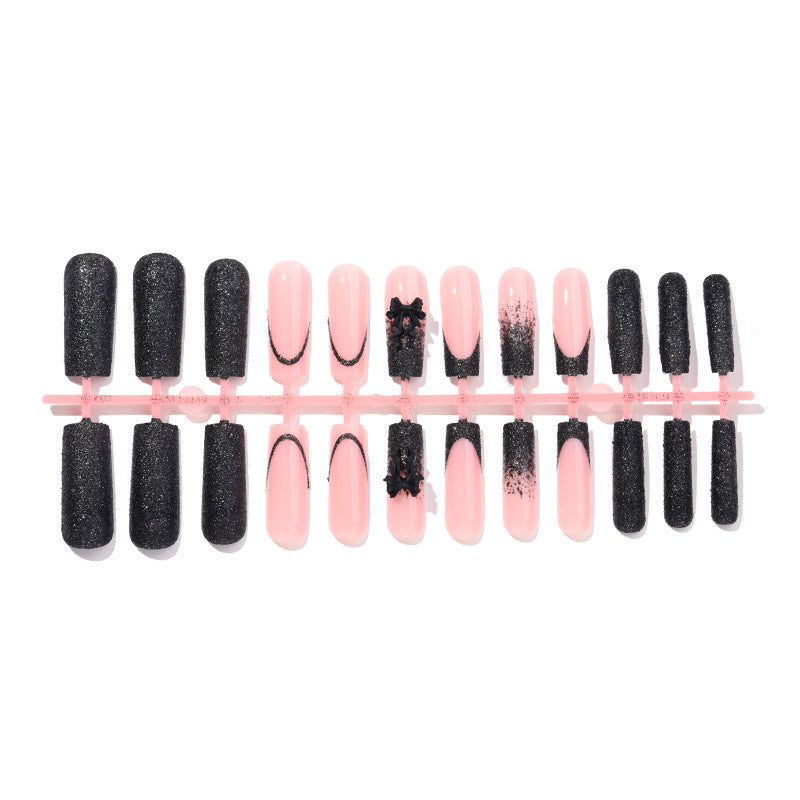 Kreatives Kunstnagelset mit Glamourösen Akzenten Brehn