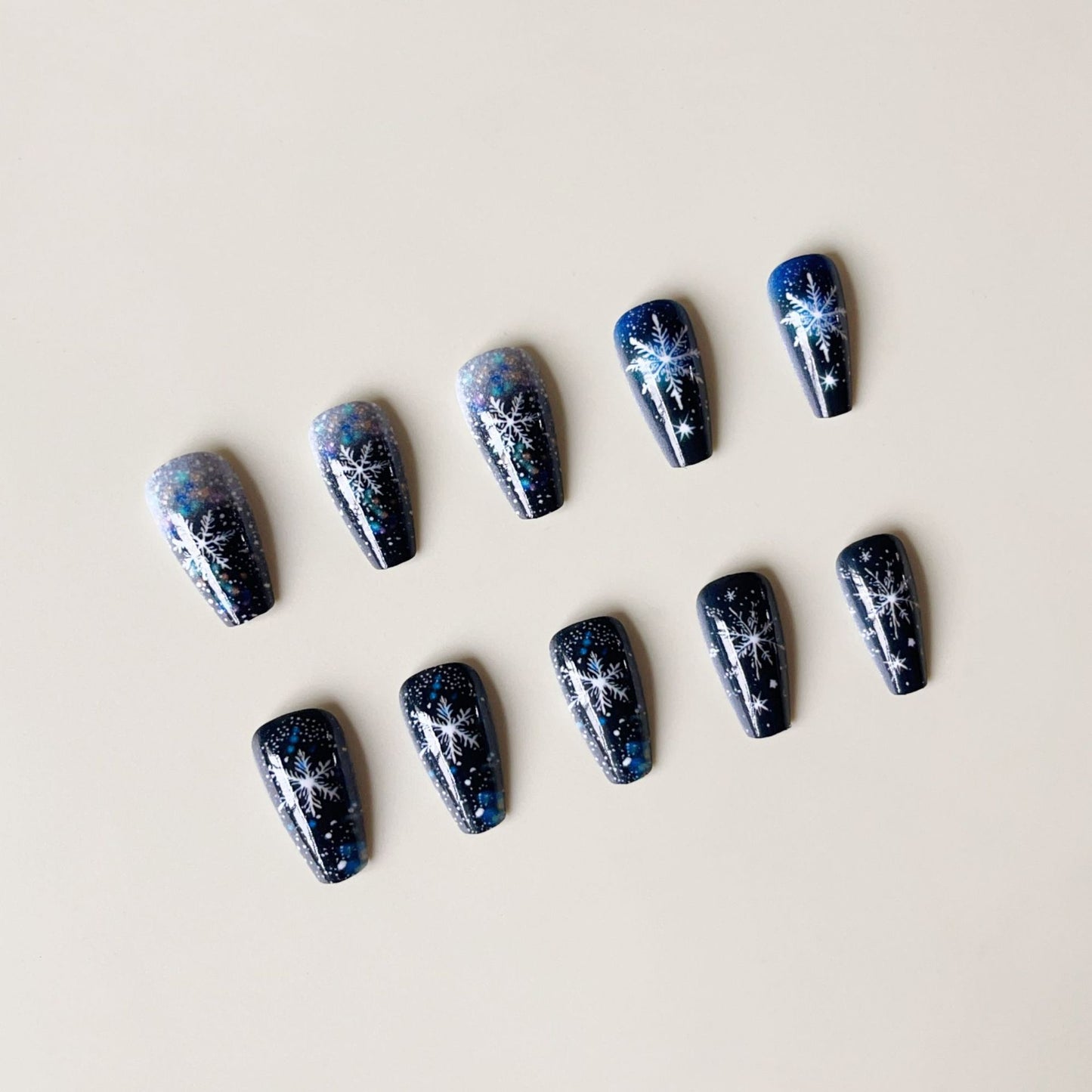 Kunstnagelset mit funkelnden Schneeflocken und Glitzerakzenten Brehn