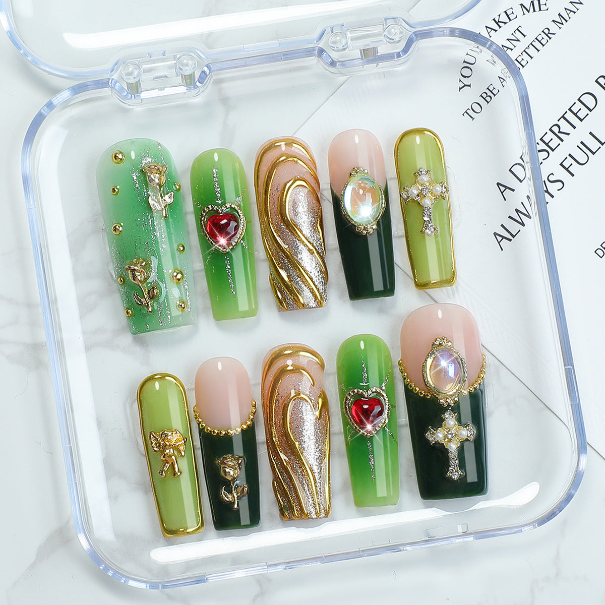 Kunstnagelset mit glamourosem Kristall- und floralem Design Brehn