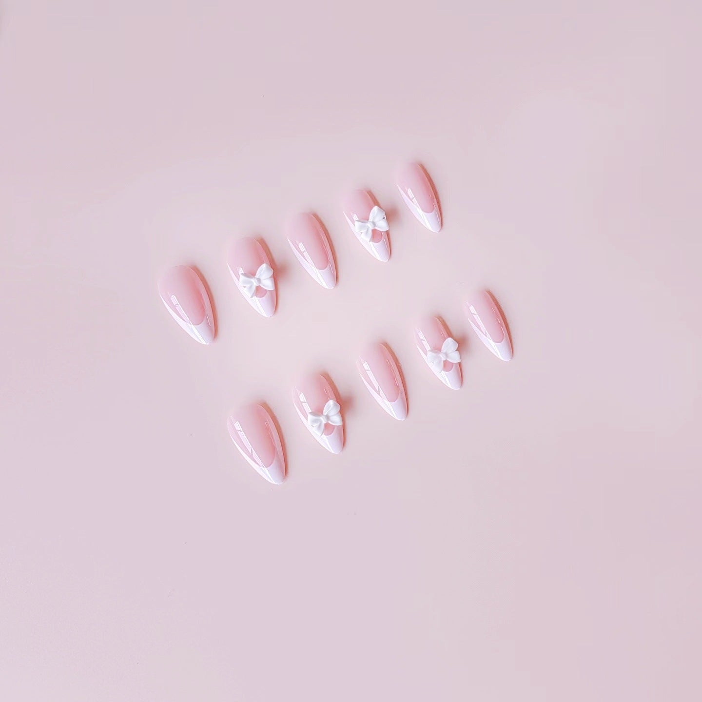 Kunstnagelset mit eleganten 3D-Blüten und glitzernden Akzenten Brehn