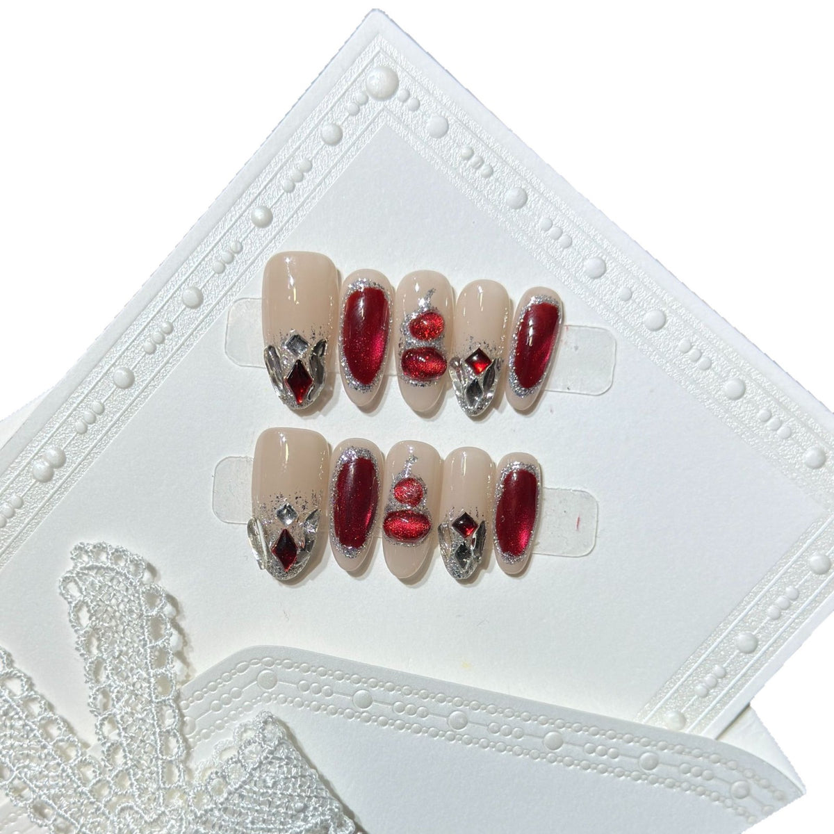 Premium Dekorative Press-On Nagelset mit Edelsteinakzenten Brehn