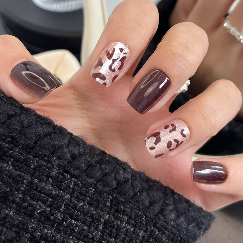 Künstlerisches Press-On-Nagelset mit abstrakten Musterdesigns Brehn