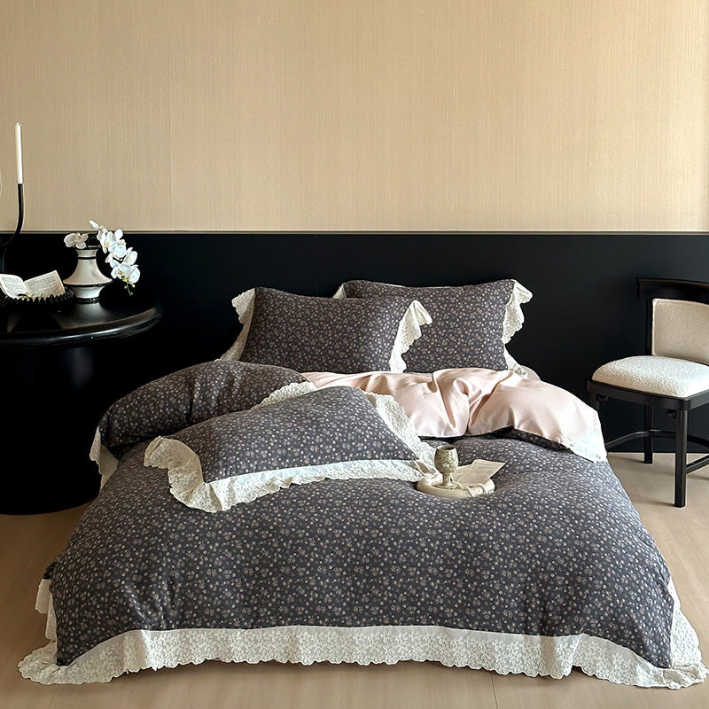 Bettwäschegarnitur im Landhausstil mit Blumenjacquard, Spitzenvolant und Wendefunktion