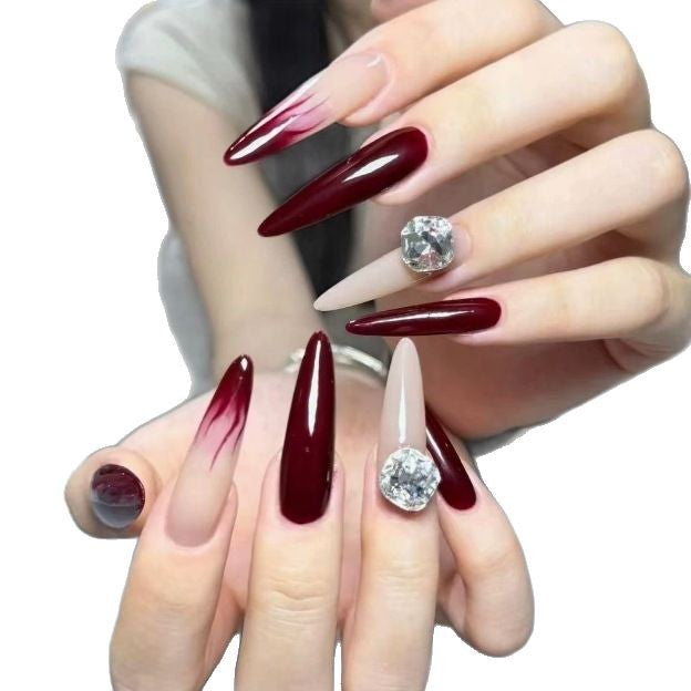 Elegante Stiletto Nagelverbesserungen mit Edelsteinakzenten Brehn