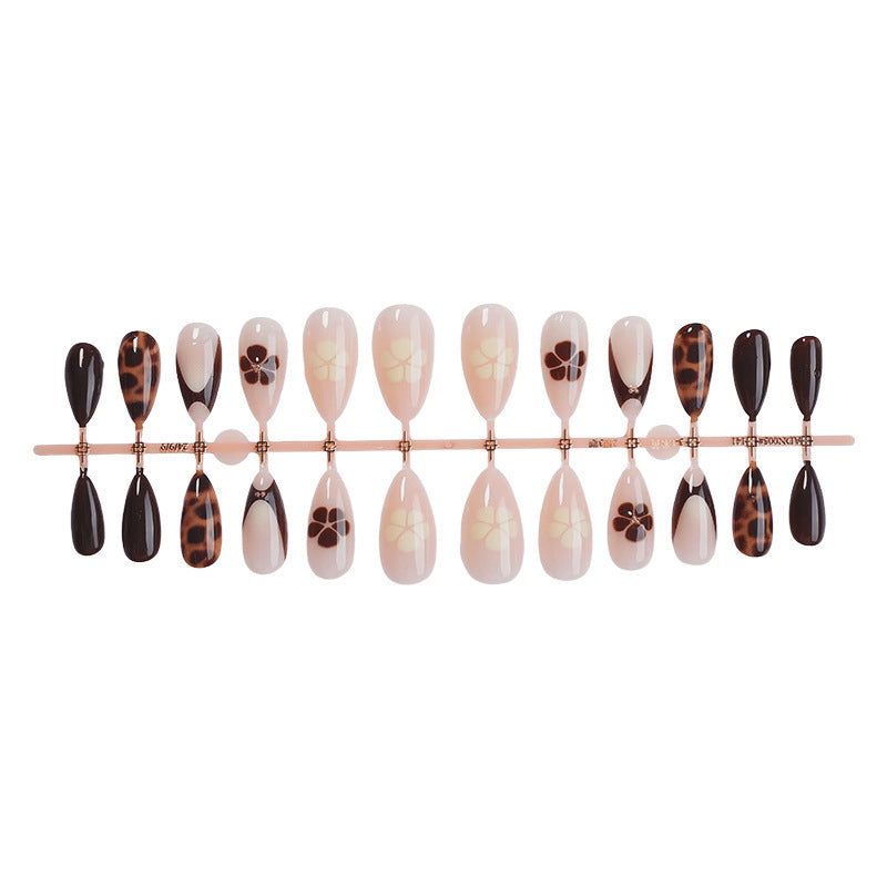 Kreatives Kunstnagelset mit floralem und Leoparden-Muster Brehn