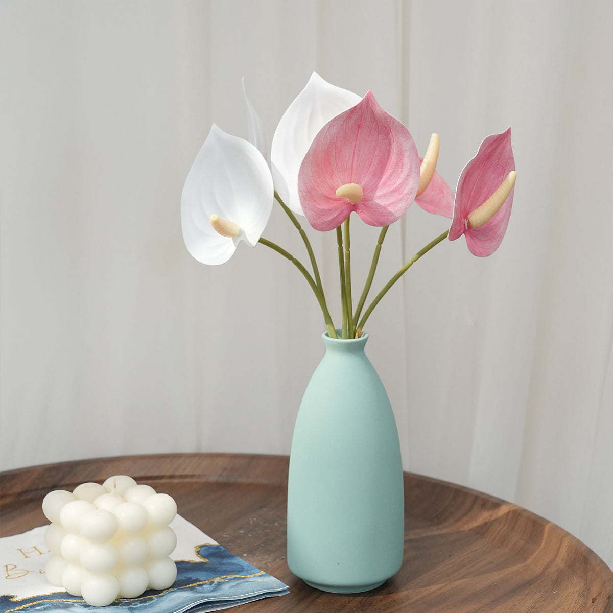 Lebensnahe dekorative Anthurium-Blütenstielanordnung