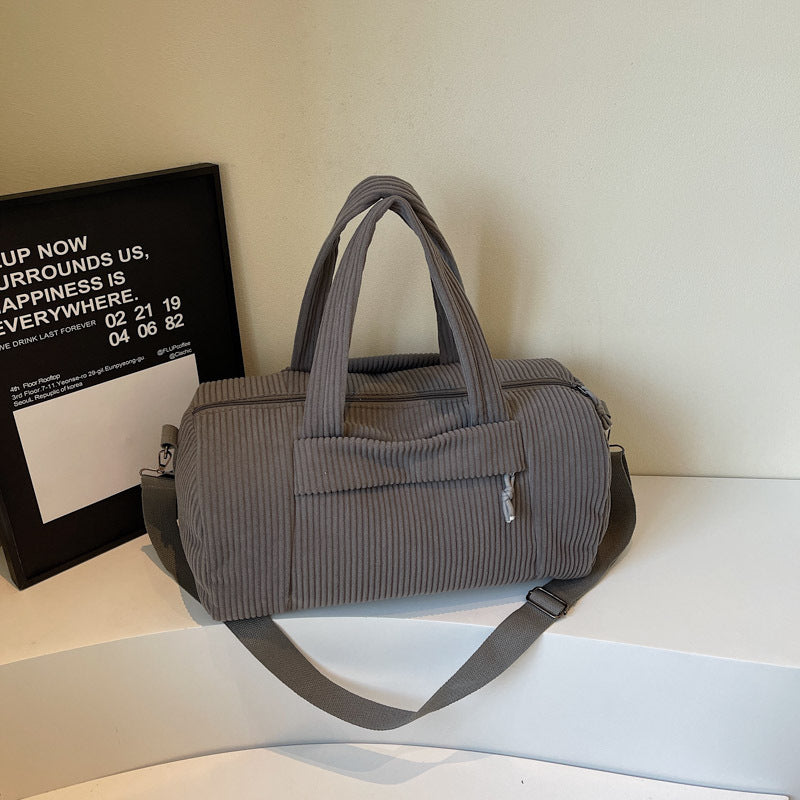 Sportliche Reisetasche Aus Flauschigem Cord-Material mit Verstellbarem Schulterriemen Brehn