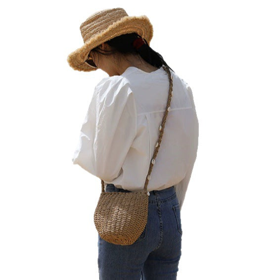 Damen Handtasche aus geflochtenem Naturmaterial mit Muschelverzierungen Brehn