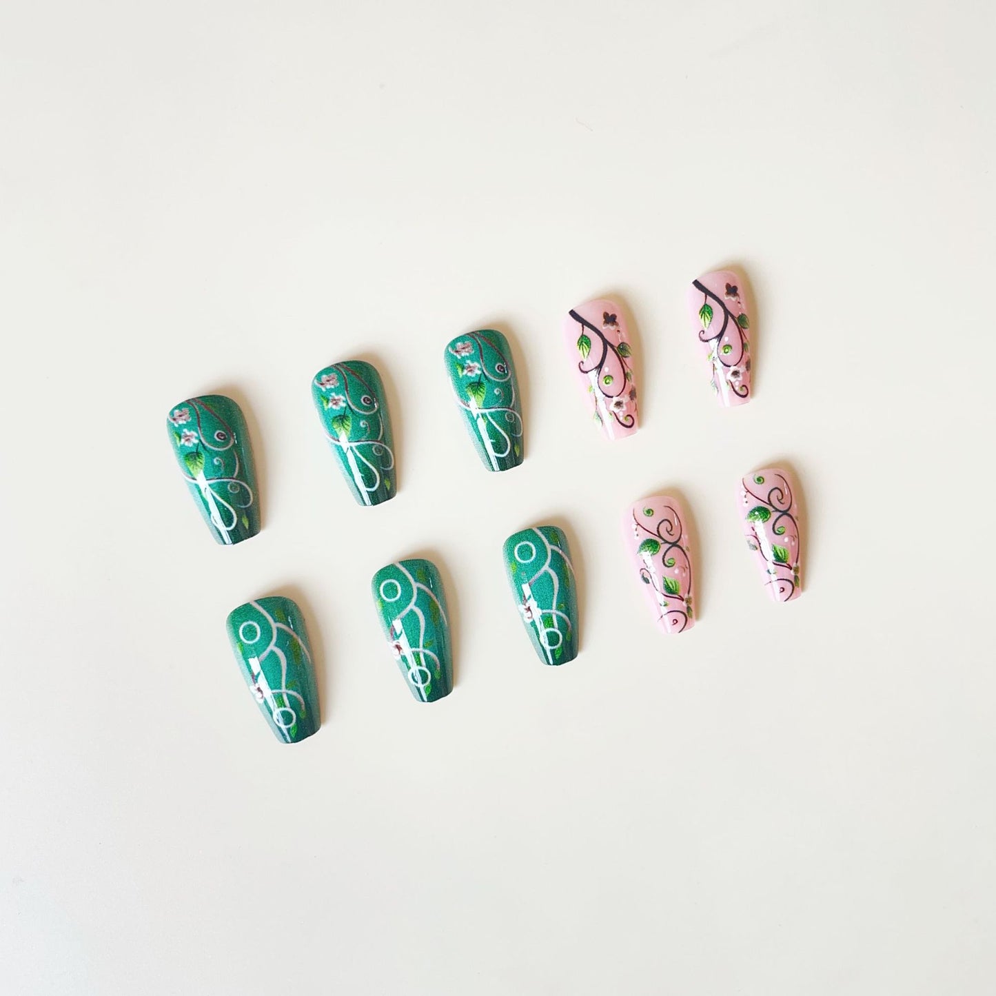 luxuriöses Kunstnagelset mit floralen Designs und detaillierten Akzenten Brehn