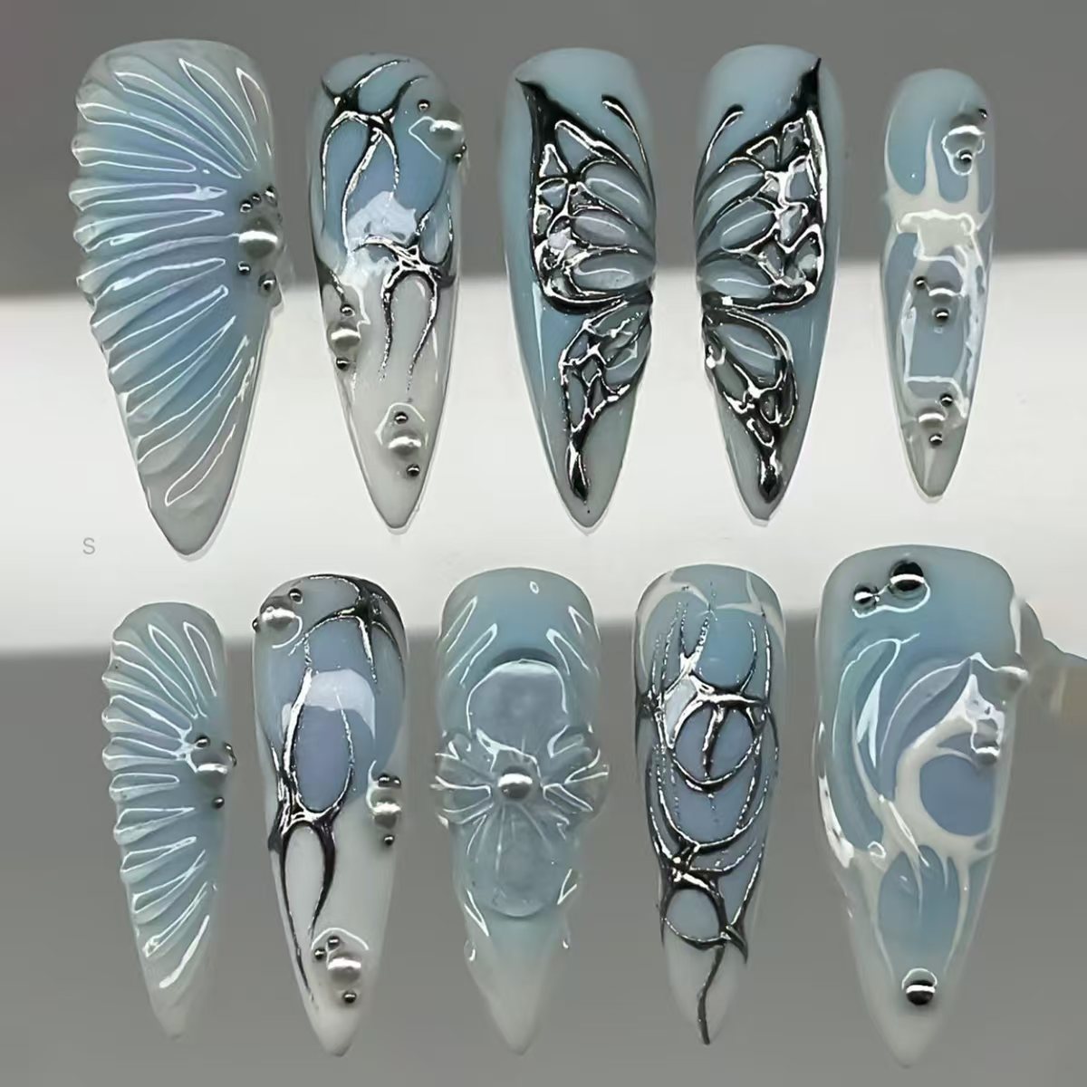 Künstlerische florale und metallische Press-On Nägel Brehn