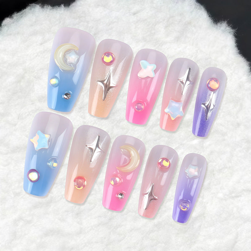 Künstlerisches Nageldesign mit himmlischem Thema Brehn