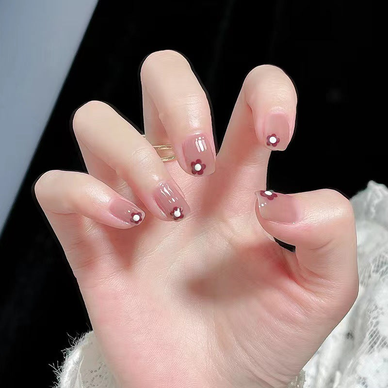 Kunstvolle Nagelkunst mit Blumendekoren Brehn
