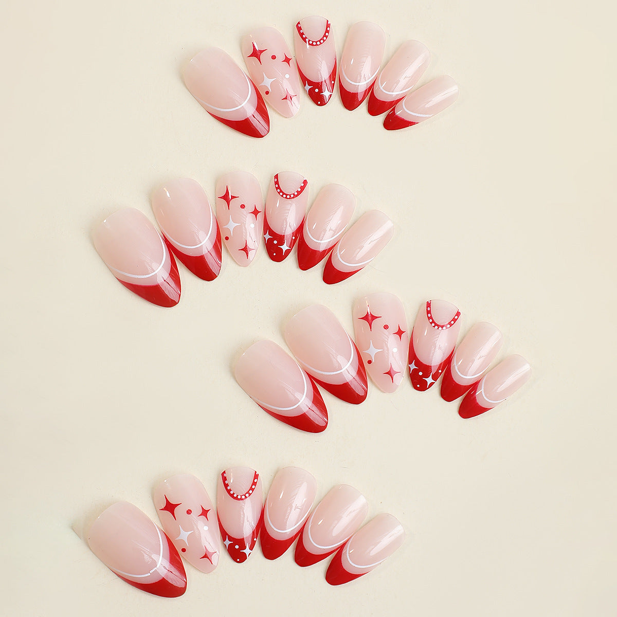 Kreatives Kunstnagelset mit glamourösen Akzenten und variierenden Designs Brehn