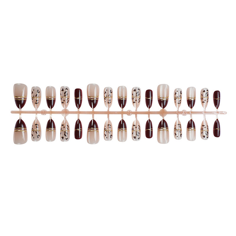 Elegantes Press-On-Nagelset mit geometrischen und metallischen Designs