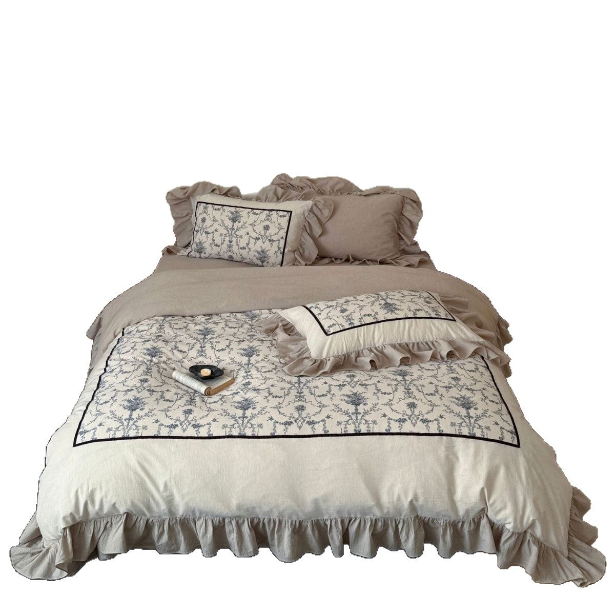 Romantische Leinenoptik-Bettwäschegarnitur mit Volant, gesteppter Mittelplatte und feinem Blumenjacquard