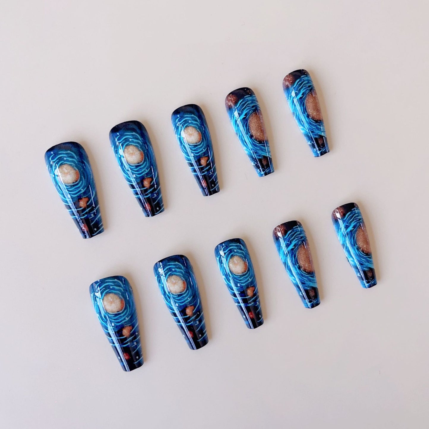 Kreatives Kunstnagelset mit galaktischem Design Brehn