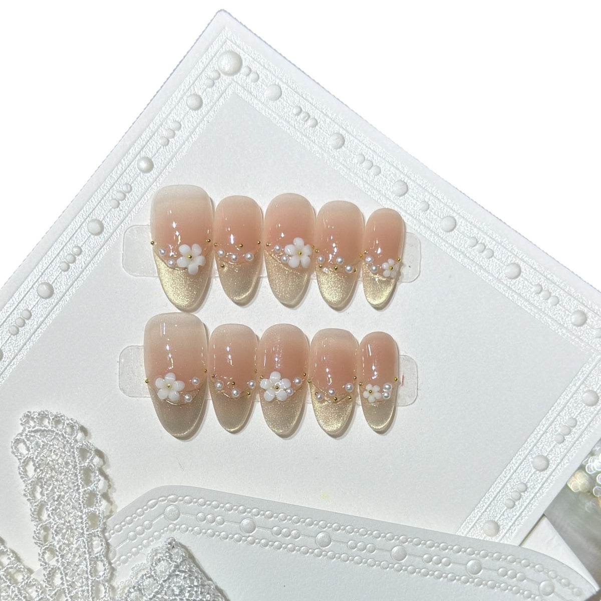 Dekoratives Press-On Nagelkunstset mit floralen Akzenten Brehn