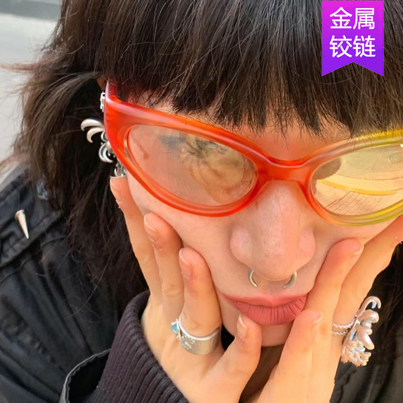 Damen modische Sonnenbrille mit außergewöhnlicher Form und kontrastierenden Farbakzenten Brehn