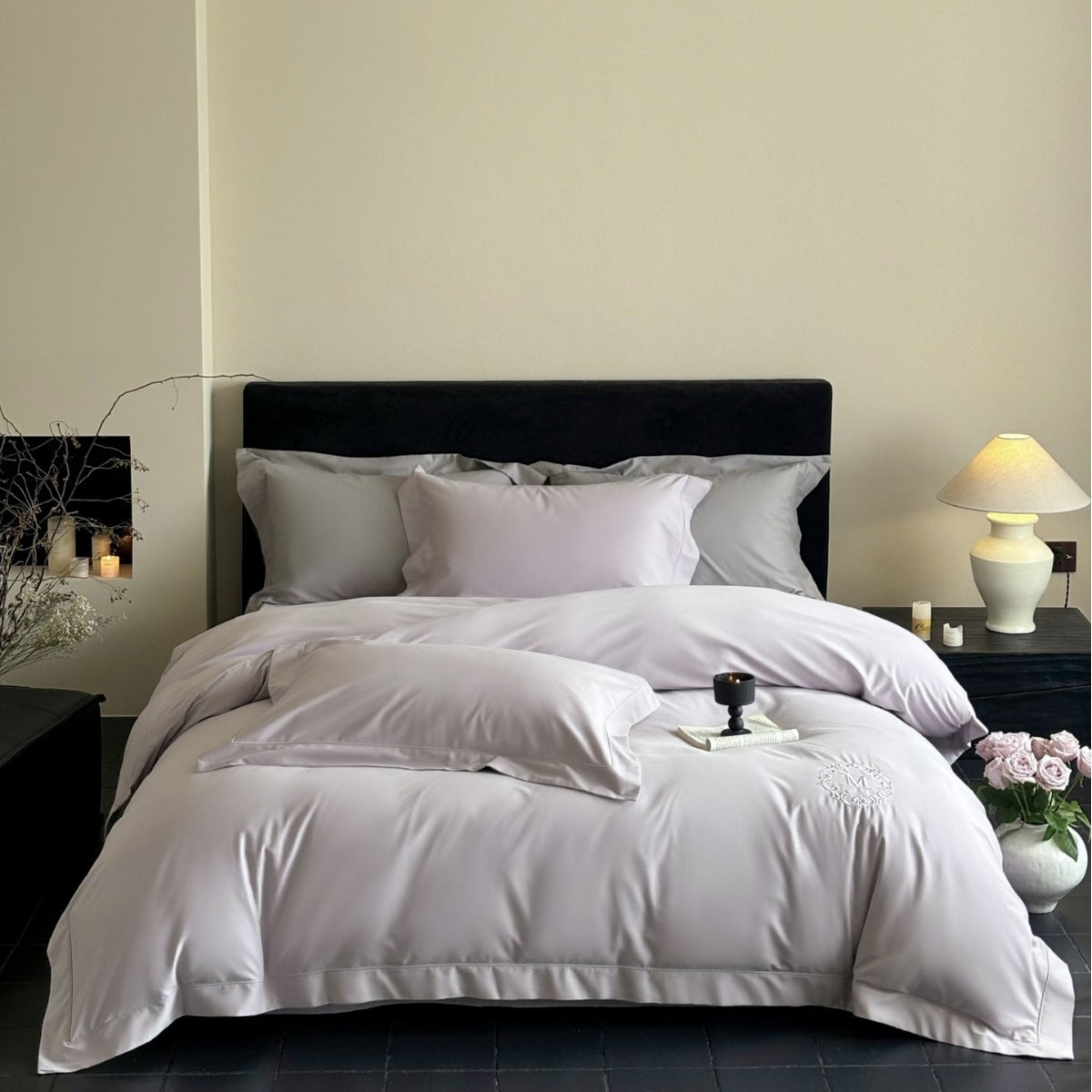 Luxuriöse Baumwollsatin-Bettgarnitur mit Monogramm-Stickerei und feiner Paspel