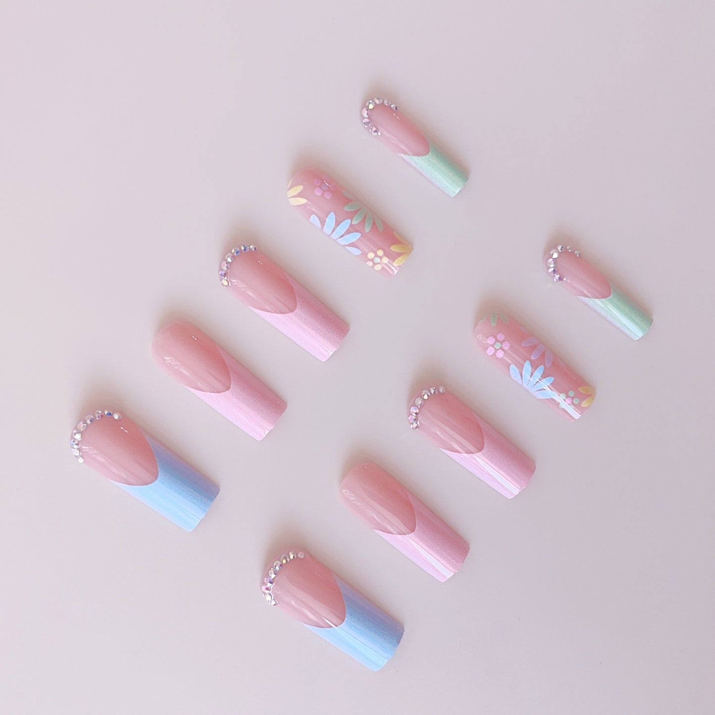 Kunstnagelset mit blumigen 3D-Verzierungen und Strass-Akzenten Brehn