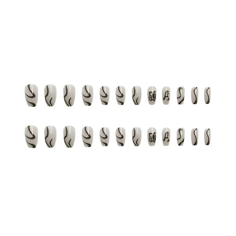 Kunstnagelset mit elegantem Design und kreativen Akzenten Brehn