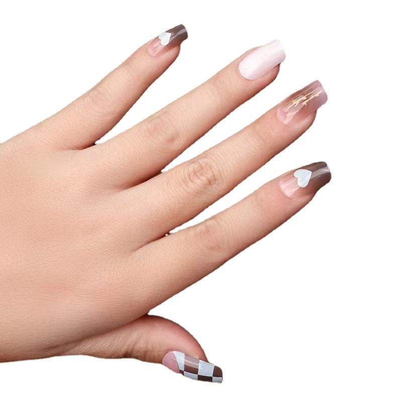 Künstlerisches Herzdesign Nagelverlängerungen Brehn