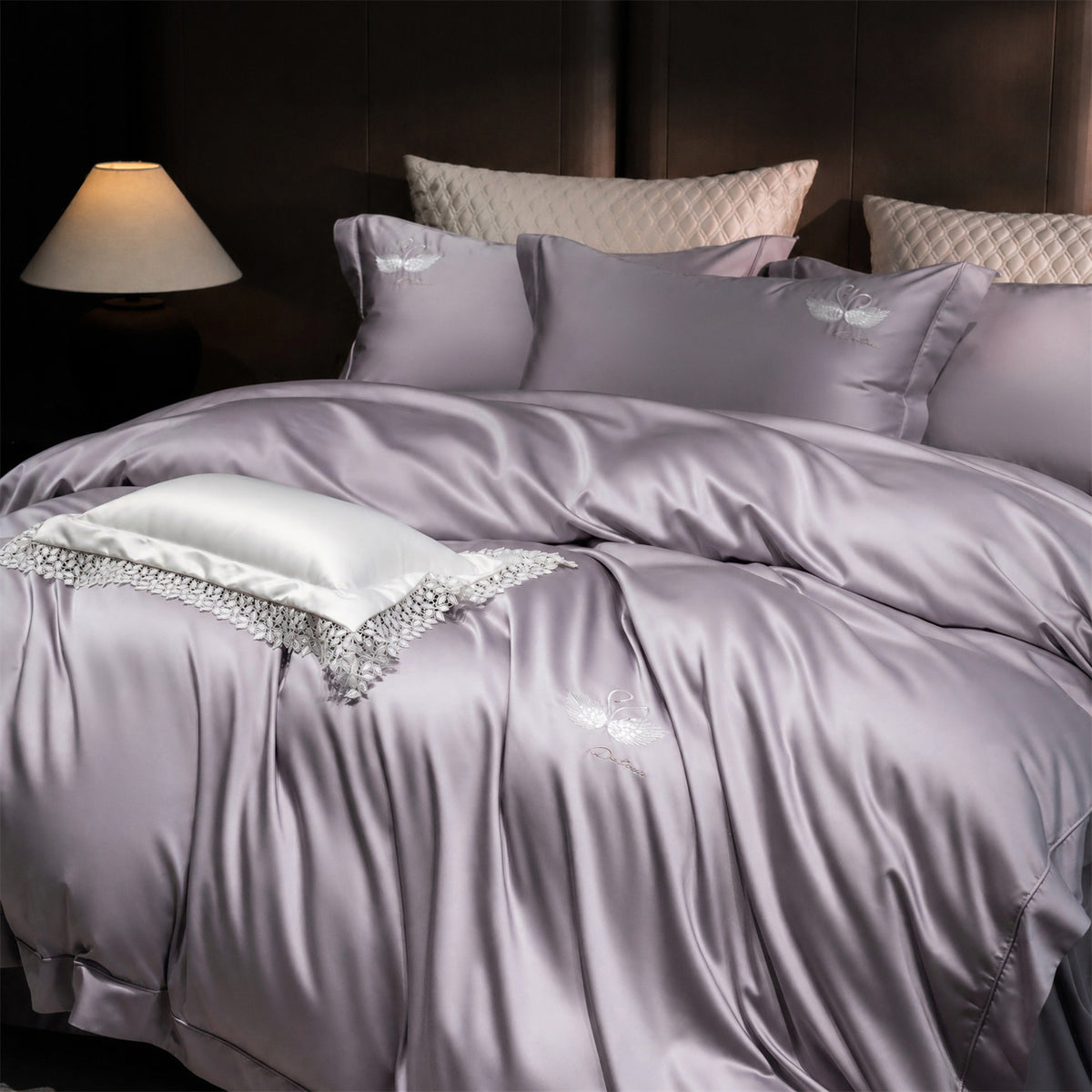 Luxuriöse Satin-Bettwäschegarnitur mit besticktem Schwanenmotiv und Spitzenkissen