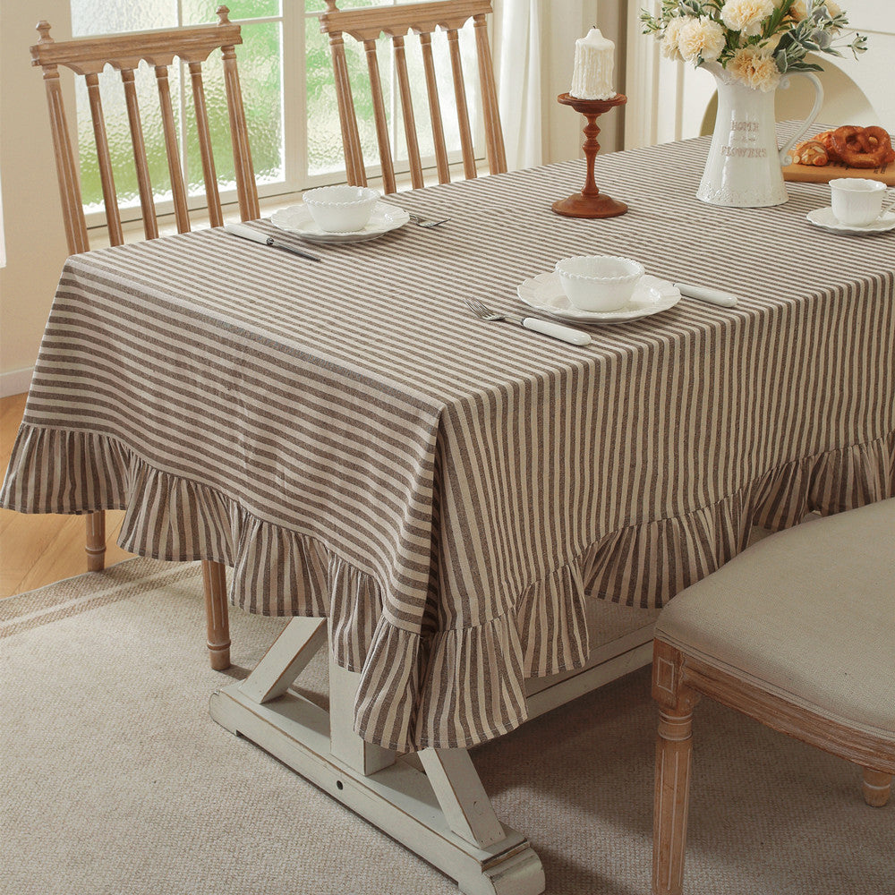 Flirty gestreifte Tischdecke mit Rüschensaum