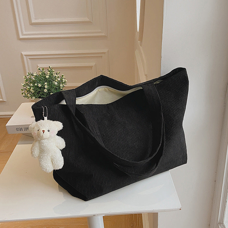 Funktionale Corduroy Tote Bag mit Flauschigen Charm